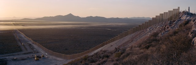 1123US_Sunrise_haze_fence_up_hill-Kopie