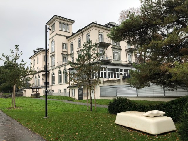 Kreuzlingen asylum 10 with couch.jpg